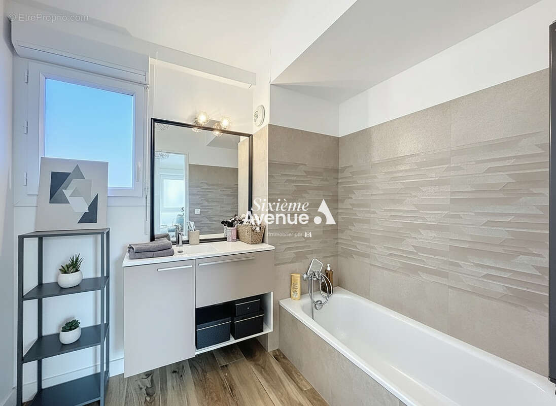 Appartement à CHATEAUNEUF-GRASSE