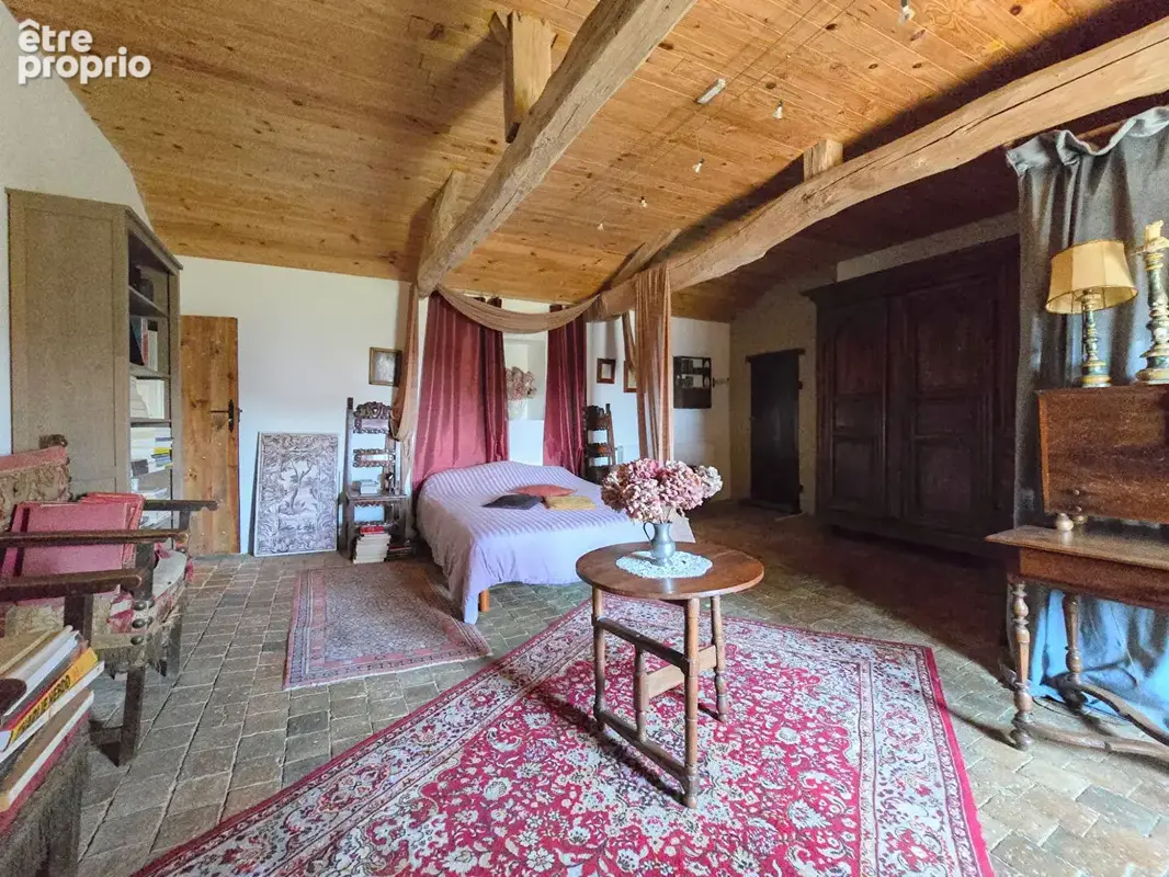Maison de caractère à vendre à Vaudelnay avec piscine, dépendances et caves troglodytes - photo 11