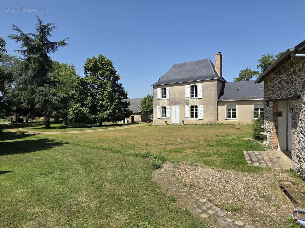 Maison à AZE