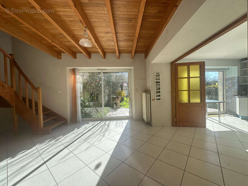 Les Clouzeaux, Maison en pierre 5 chambres avec jardin env. 605 m² double garage - photo 3