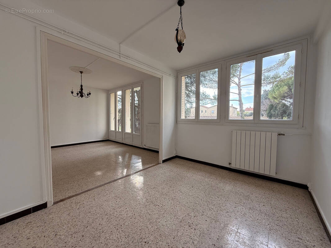 Appartement à BAGNOLS-SUR-CEZE