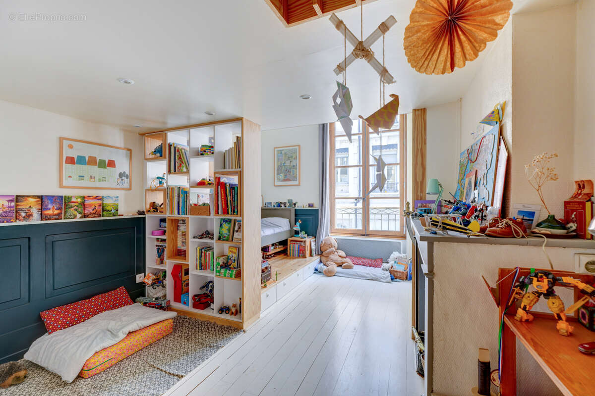 Secteur Jean Mace, appartement bourgeois T3 de 85 m2 de surface habitable, avec espace extérieur. - photo 9