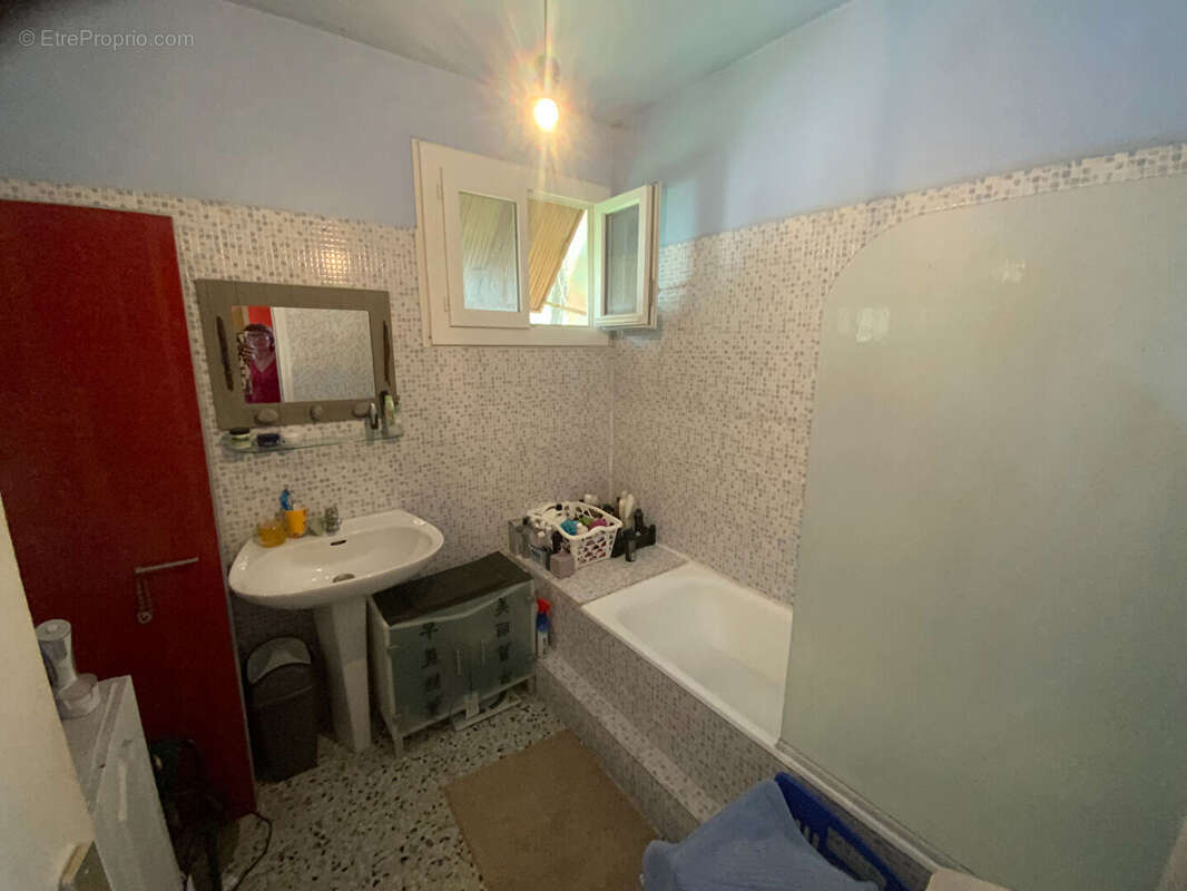 LEDIGNAN 15 MN D'ALES Immeuble avec murs d'un local commercial de 99m², un appartement de 87m² sur 1140m² de terrain - photo 7