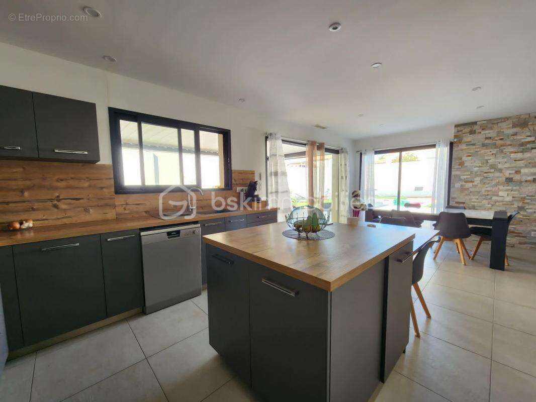 EXCLUSIVITÉ – Superbe villa de plain-pied avec 4 chambres, piscine maçonnée et boulodrome près de Pézenas (à Tourbes) - photo 11
