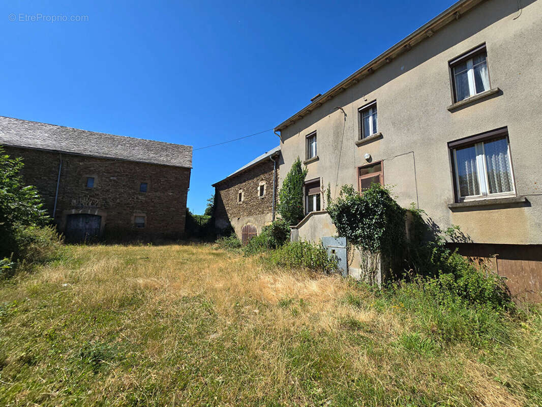 Corps de ferme avec maison et 2 granges - Trémouilles - photo 2