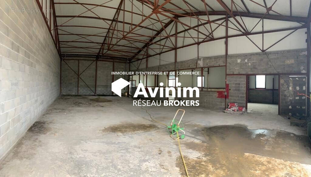 Lot 1 301,62m2  - Commerce à FROGES