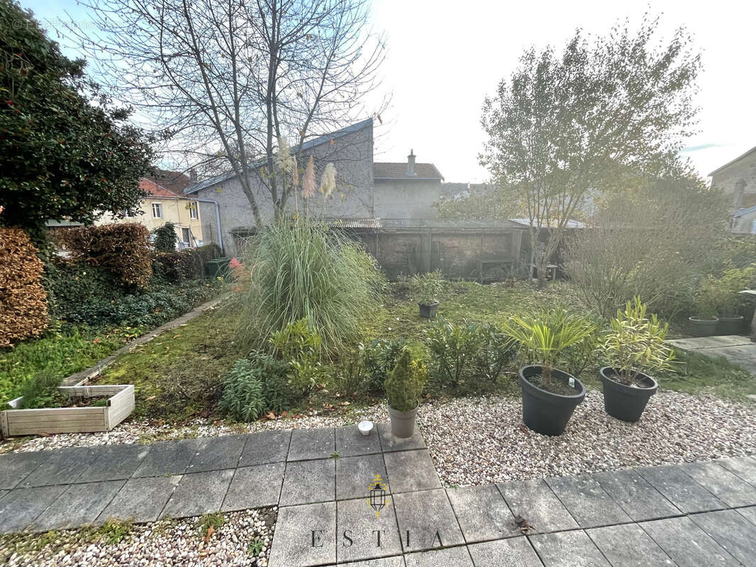 Appartement à LAY-SAINT-CHRISTOPHE