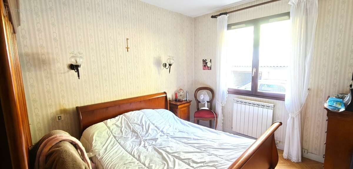 Grand appartement 95m² T4 avec balcon, cave et garage - photo 5