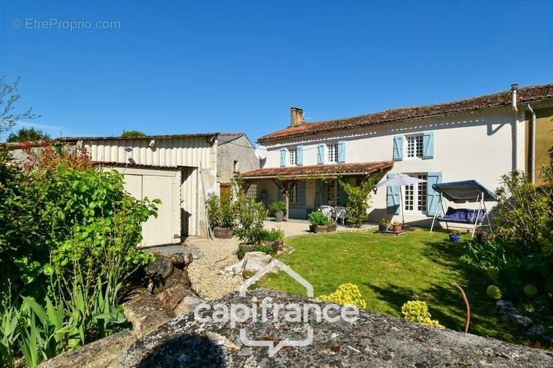 Maison à vendre 6 pièces VARAIZE (17) CHARENTAISE de 136m² avec jardin et garage - photo 2
