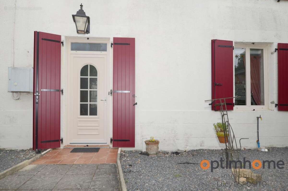  Spacieuse maison de campagne aux multiples possibilités – Saint-Christophe, Charente  - photo 2