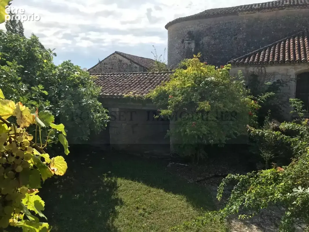 Superbe propriete en pierre dependances sur un terrain attenant de 472 m².  situation dans un petit hameau. - photo 5