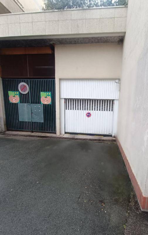 Parking à MONTIGNY-LE-BRETONNEUX