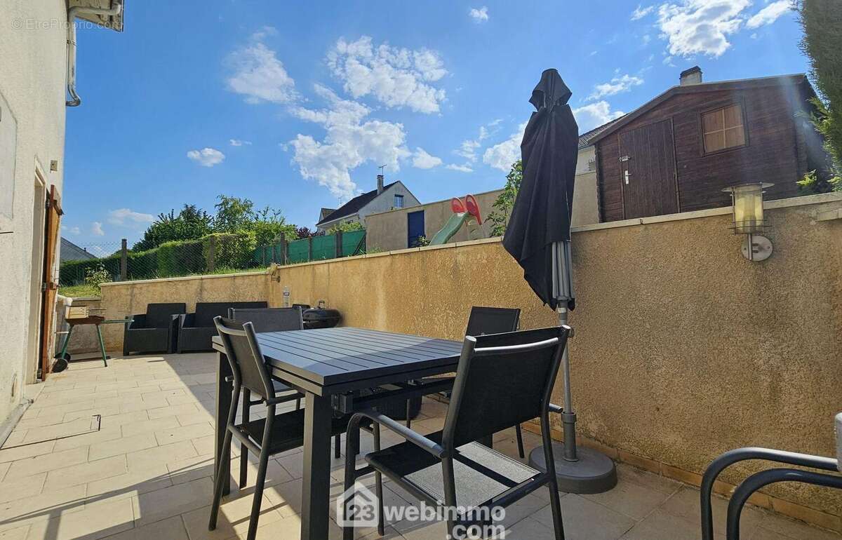 La salle à manger offre un accès direct sur cette terrasse. - Maison à MALESHERBES