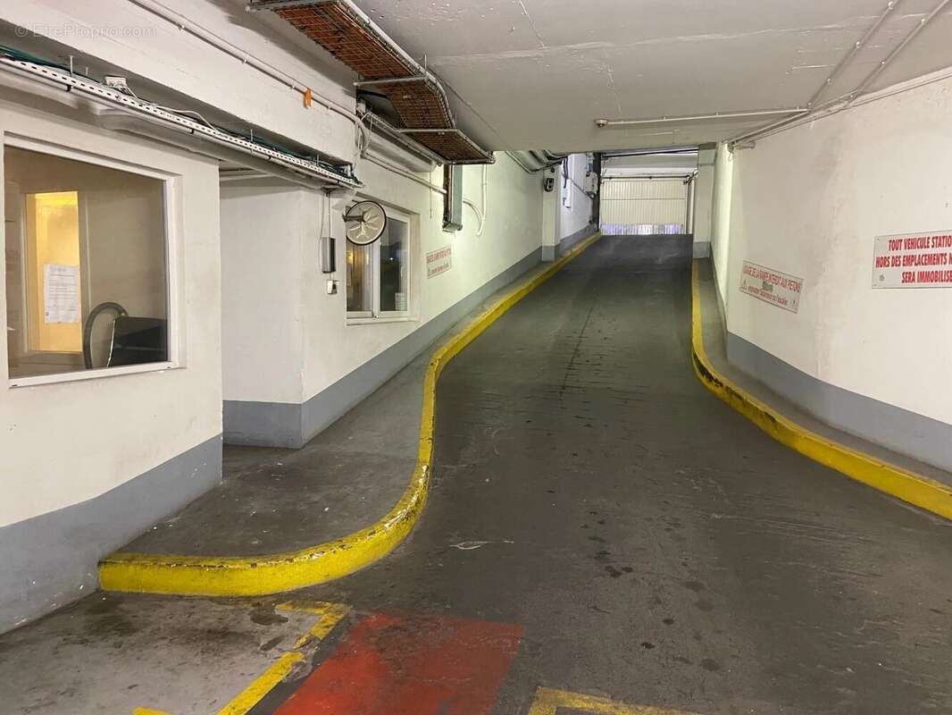 Parking à PARIS-4E