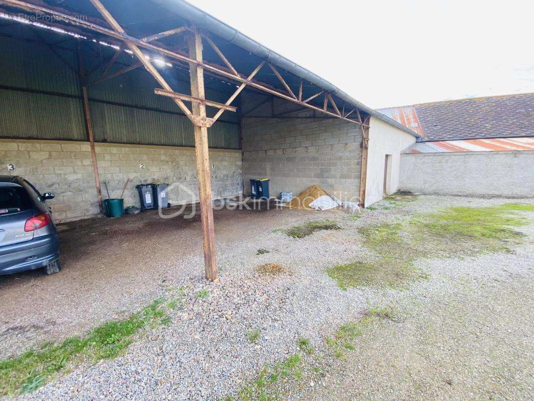 Terrain Constructible de 1050 M² avec 8 Garages ouverts et 3 Locaux Fermés d'environ 268 M²  (Plein Bourg) - photo 12