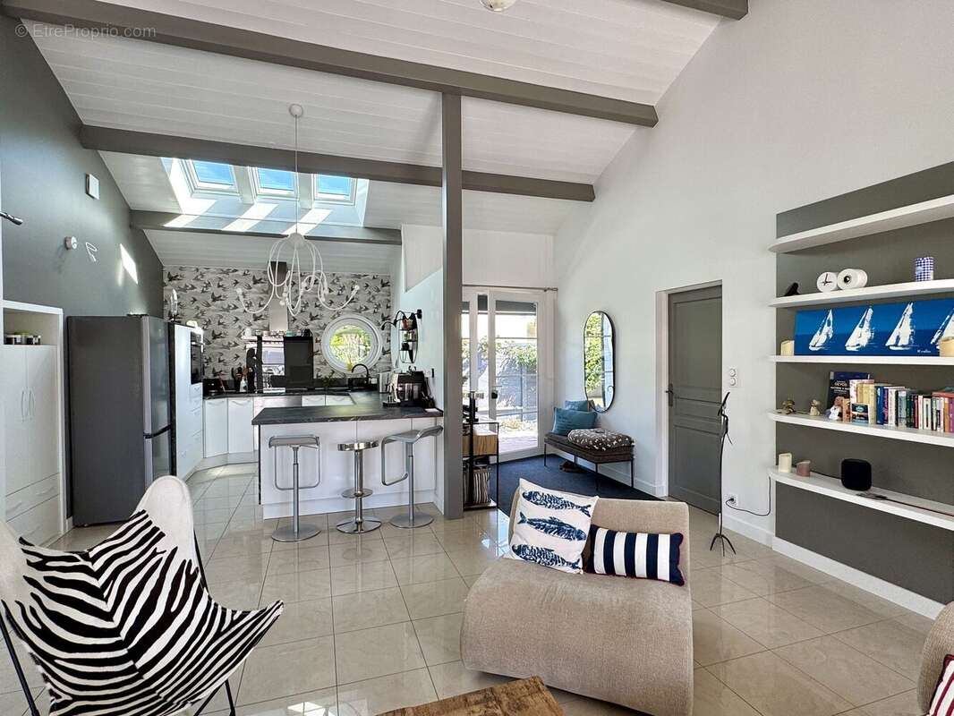 Salon avec cuisine - Maison à SAINT-HILAIRE-DE-RIEZ