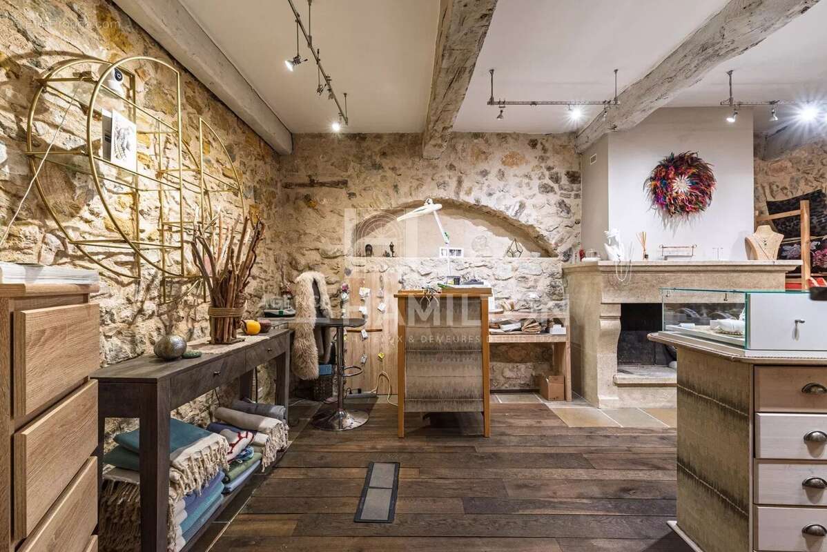 Commerce à VALBONNE