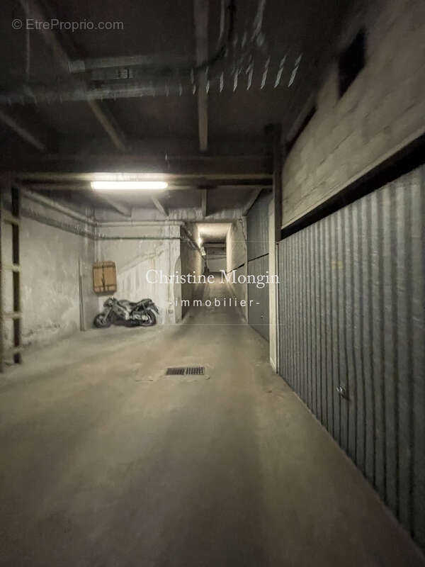 Parking à NEUILLY-SUR-SEINE