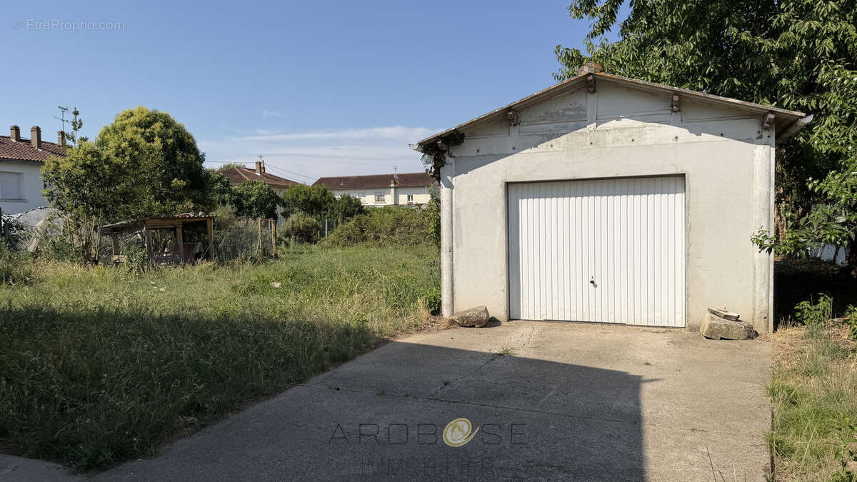 Maison de plain pied de type F3 avec jardin et garage . - photo 16