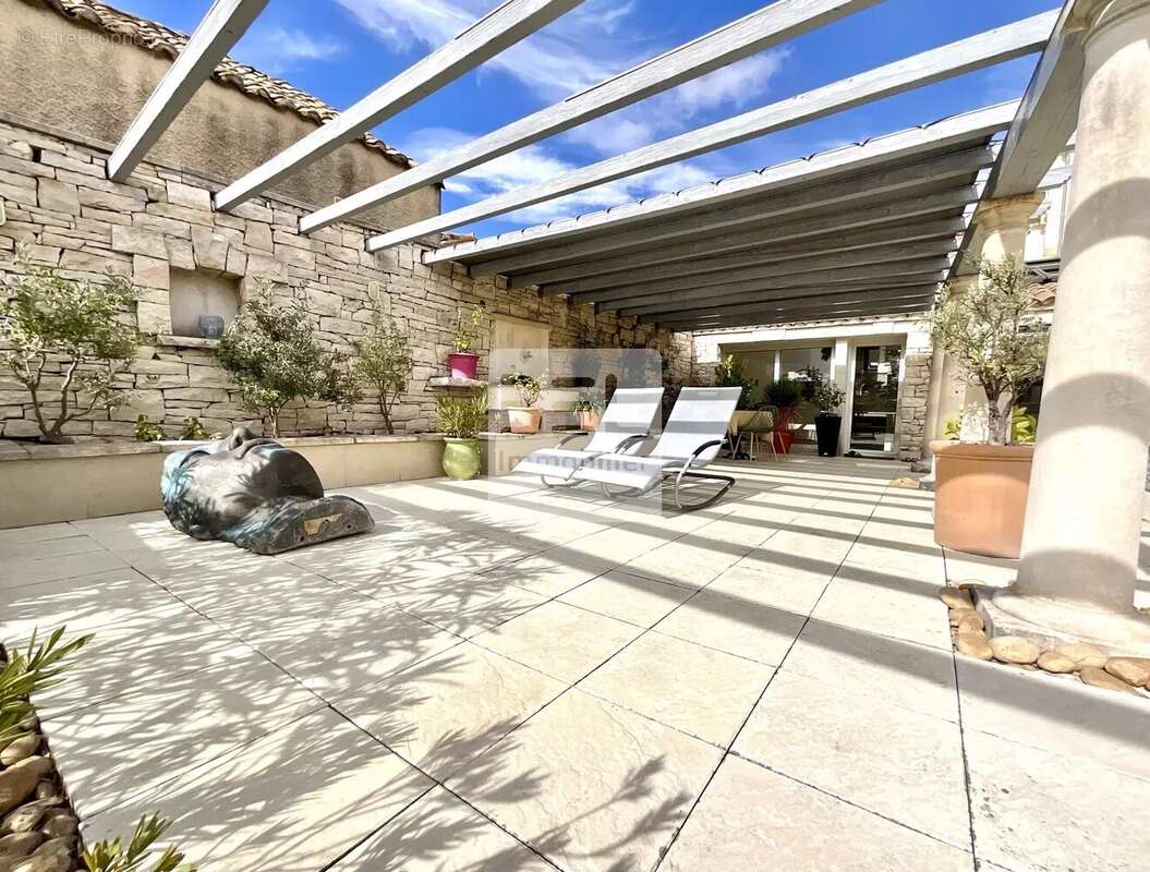 Maison à LAUDUN-L&#039;ARDOISE