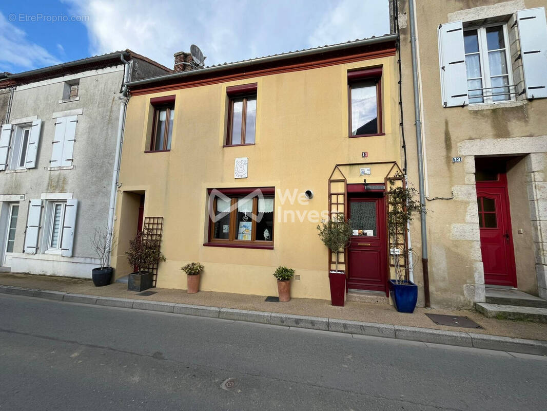 Maison à SAINT-AMAND-SUR-SEVRE