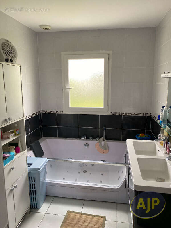 Maison à JARNAC-CHAMPAGNE