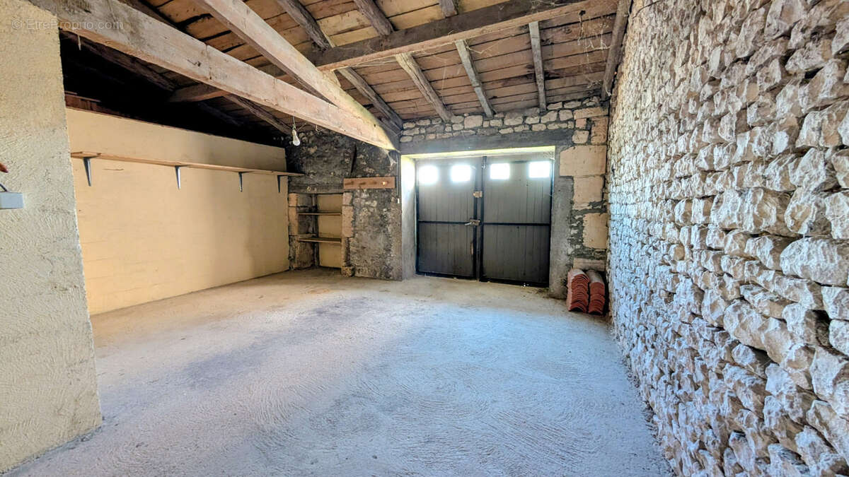 Maison à rénover proche de SEGONZAC (16) avec terrain - photo 10