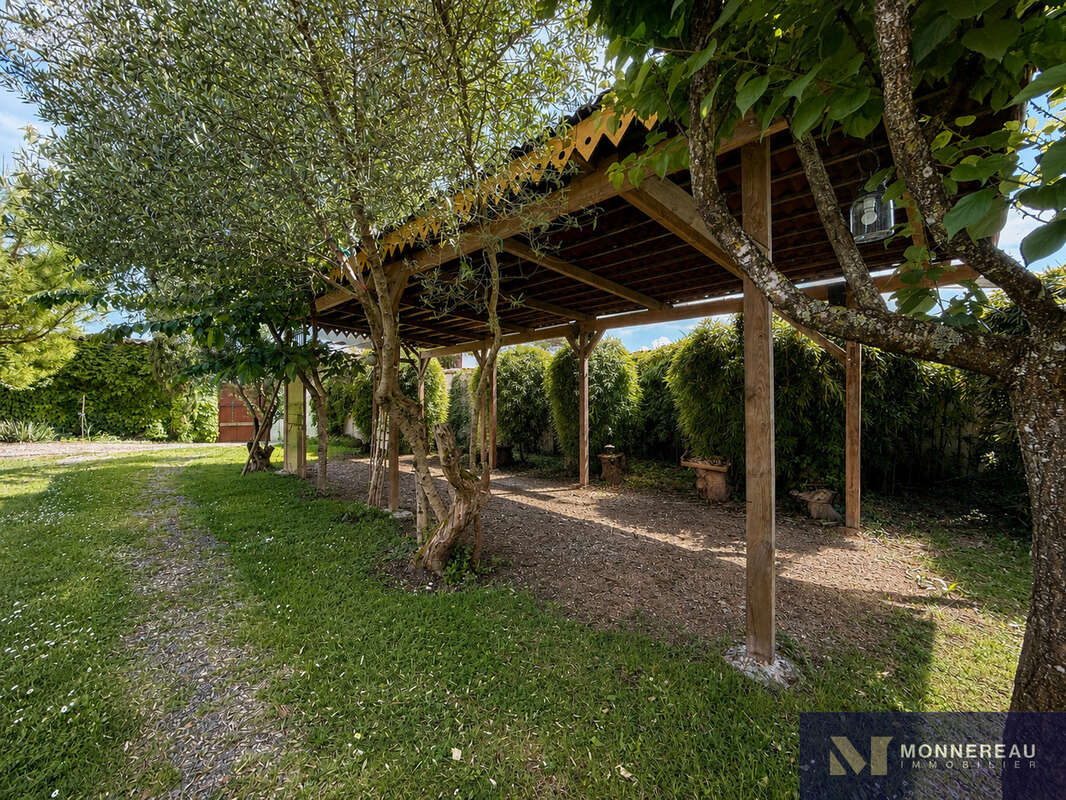 Maison en pierre avec jardin clos et dependances - photo 23