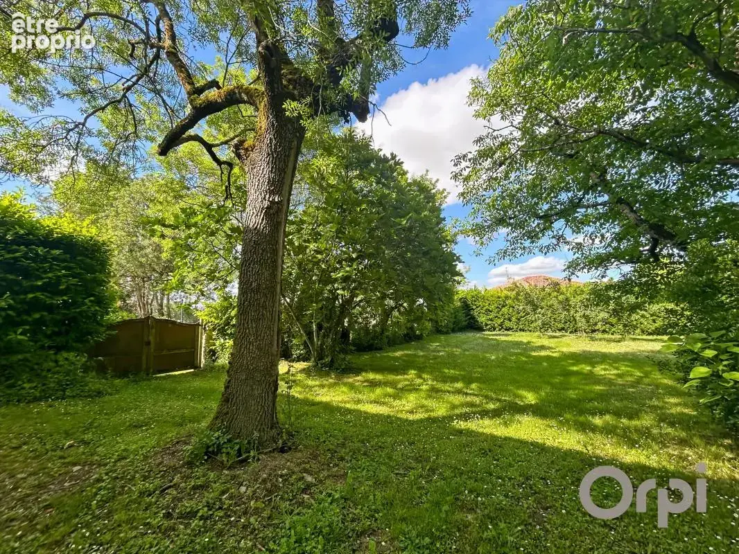 Dans un beau village proche de SAINT CLAR, maison en pierre ancienne avec son jardin arboré - photo 6