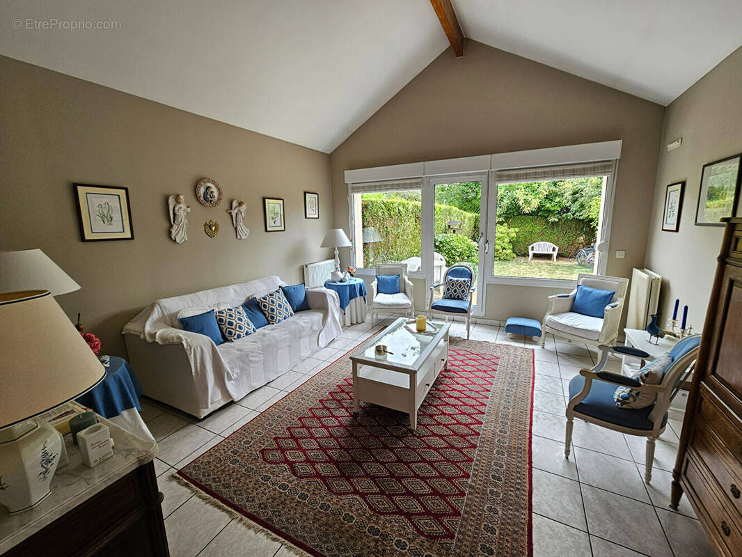 Maison à VOISINS-LE-BRETONNEUX