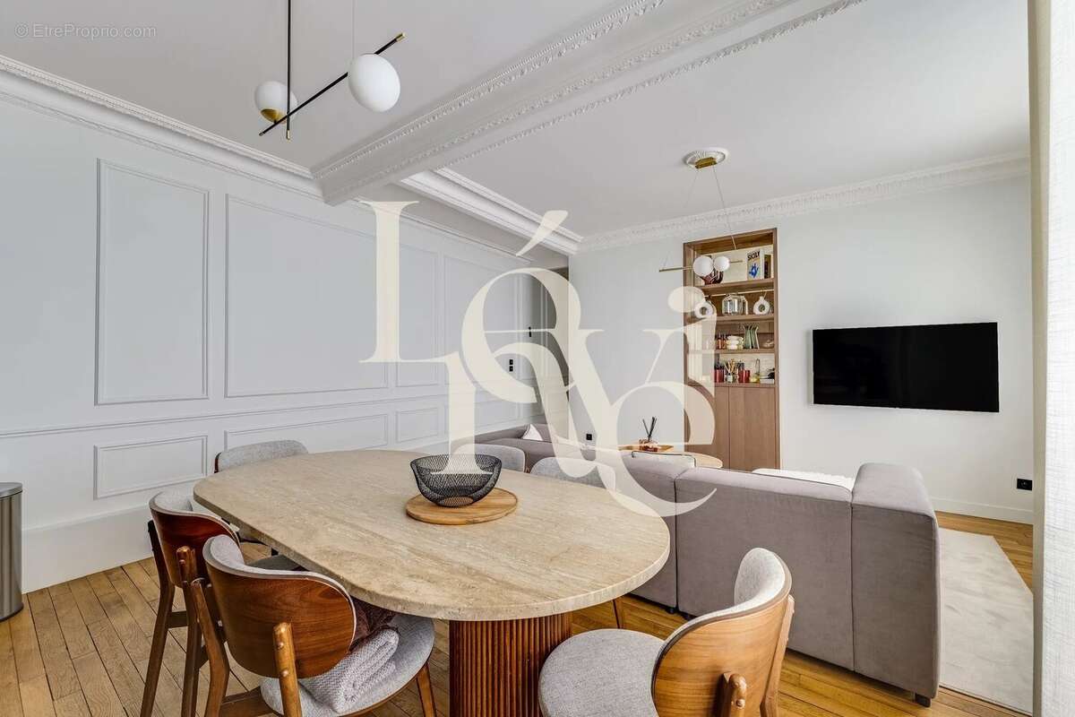 Appartement à PARIS-16E