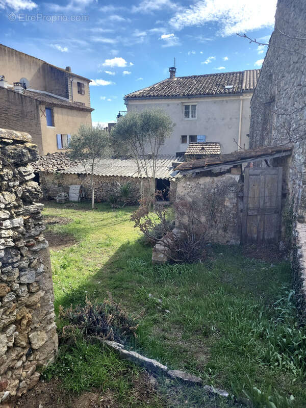 Terrain constructible avec maison en ruine, jardin et dépendances - photo 8
