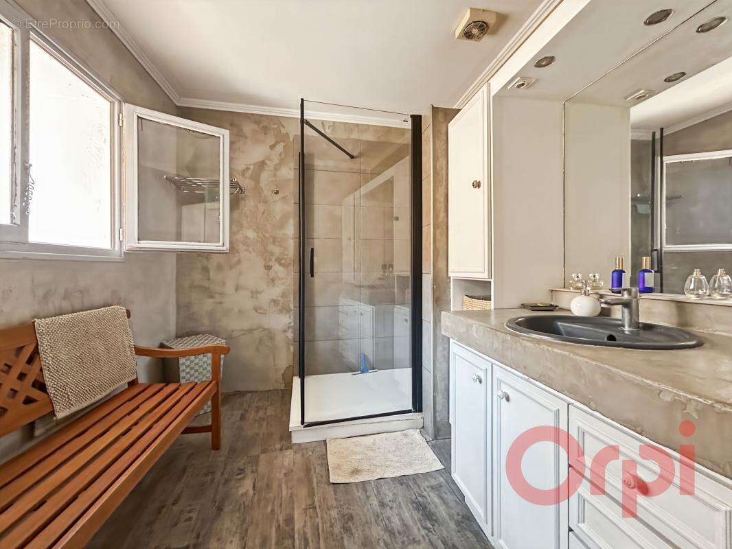 À Vendre : Authentique maison de ville avec patio, cour privative et stationnement - photo 8