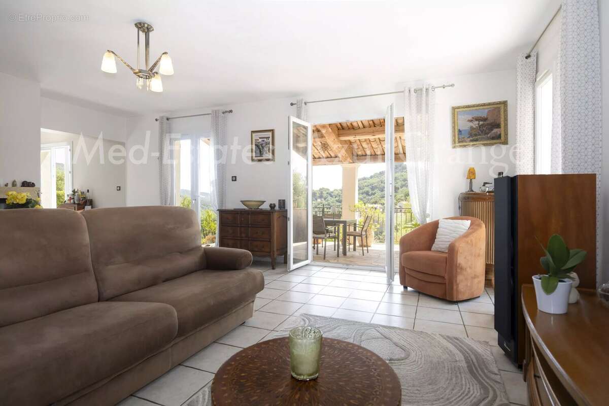 Maison - 2 chambres piscinable et extension possible avec vue panoramique sur le château et village de Grimaud - photo 11