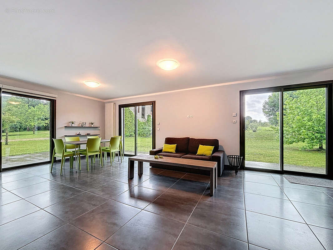 Romagnieu - Magnifique propriété pleine de charme 140m2 rénové, 370m2 pour vos projets sur 3,6 hectares de te - photo 4