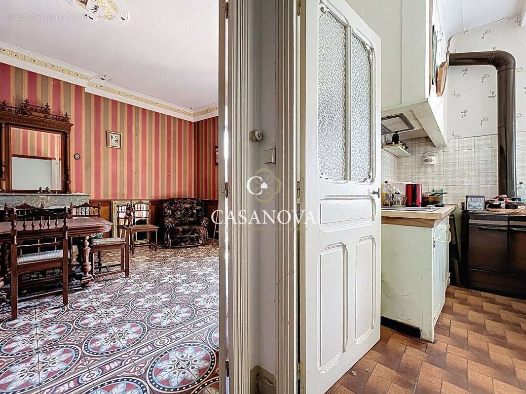 À vendre à Hérépian : grande maison de ville 300 m² avec cour, 2 garages, terrasses et fort potentiel de rentabilité proche de L - photo 6