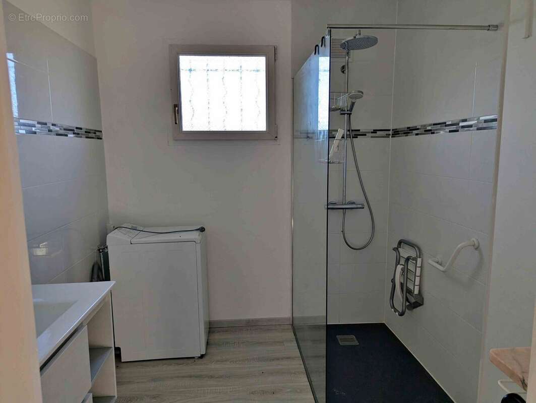 salle d\'eau rénovée, pavillon à Mailly le Château - Maison à MAILLY-LE-CHATEAU