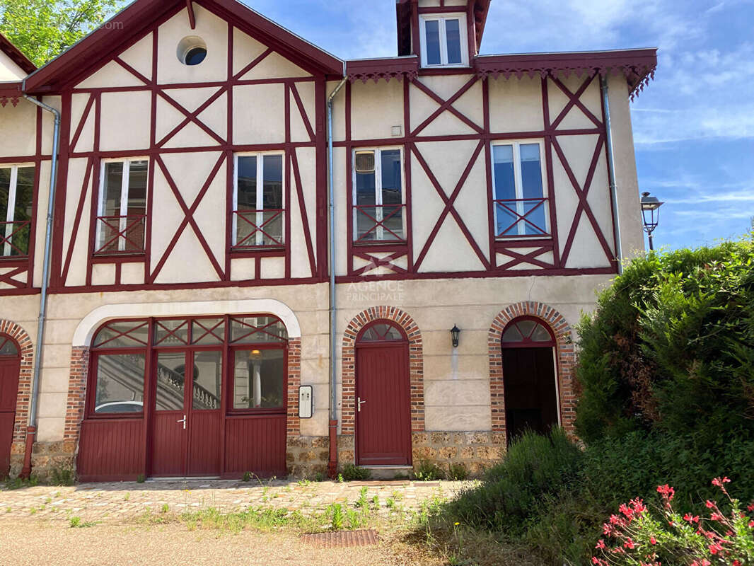 Maison à LE MESNIL-LE-ROI