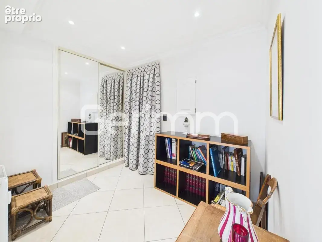 Vente - Appartement - 3 pièces + cuisine - 75 m² - 215 000 € - - photo 17