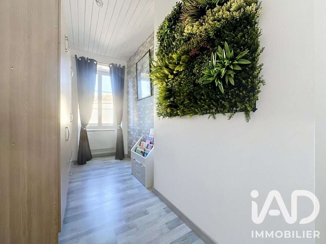 Maison 65 m² à Corme-Royal  - photo 2