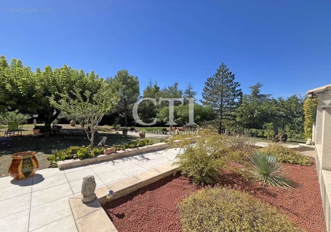 Charmante villa de plain-pied avec beau terrain arboré et clos de 2 627 m² - photo 5