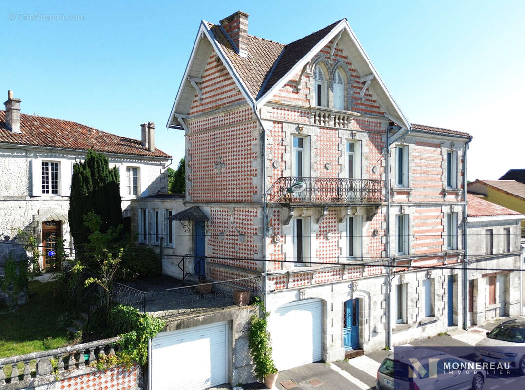 Maison à BARBEZIEUX-SAINT-HILAIRE