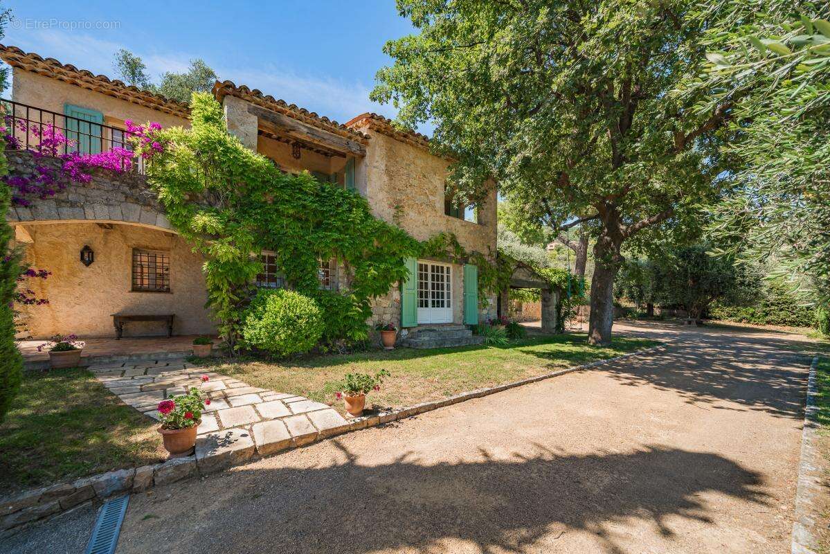 Grasse Saint Mathieu - Magnifique propriété composée de 2 maisons en pierre avec piscine - photo 5