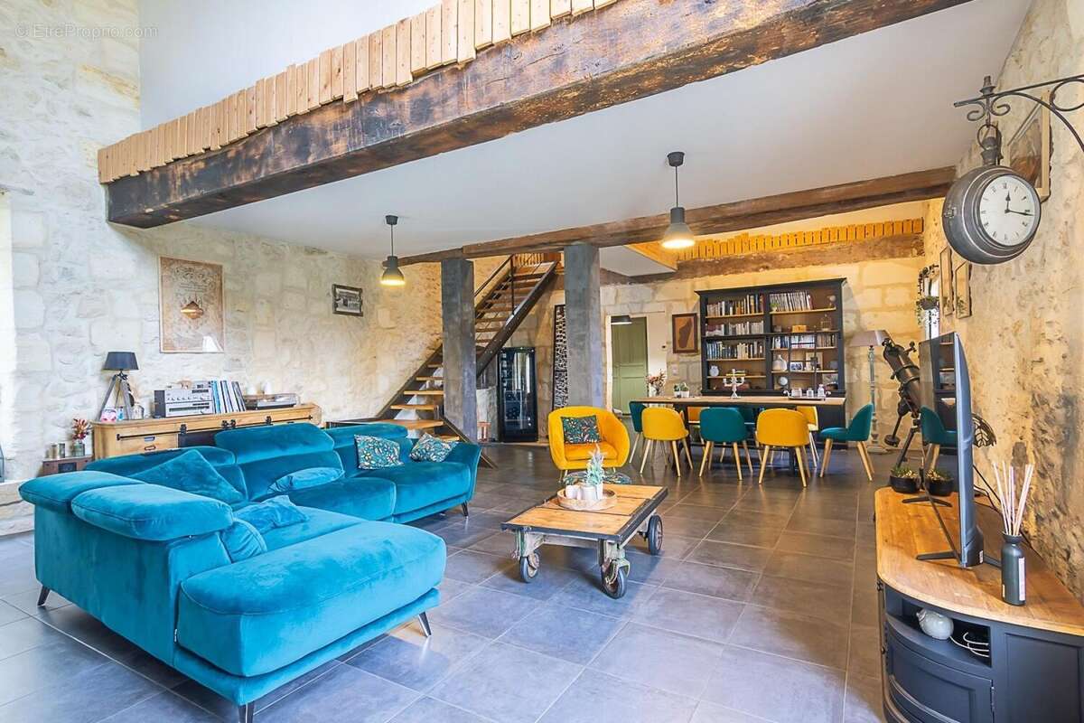 Maison 217 m² à Saint-Andre-De-Cubzac  - photo 3