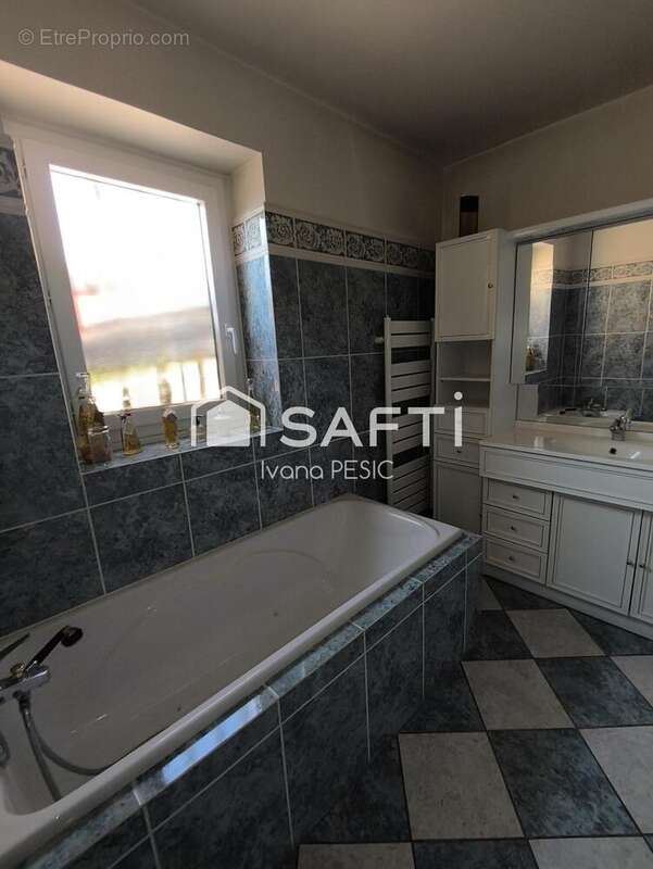 Maison 170 m² à Saint-Jean-De-La-Ruelle  - photo 5