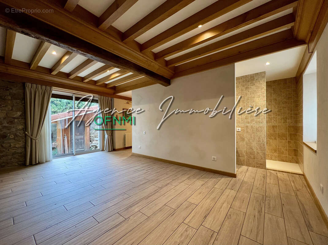 Maison à LA TOUR-EN-JAREZ