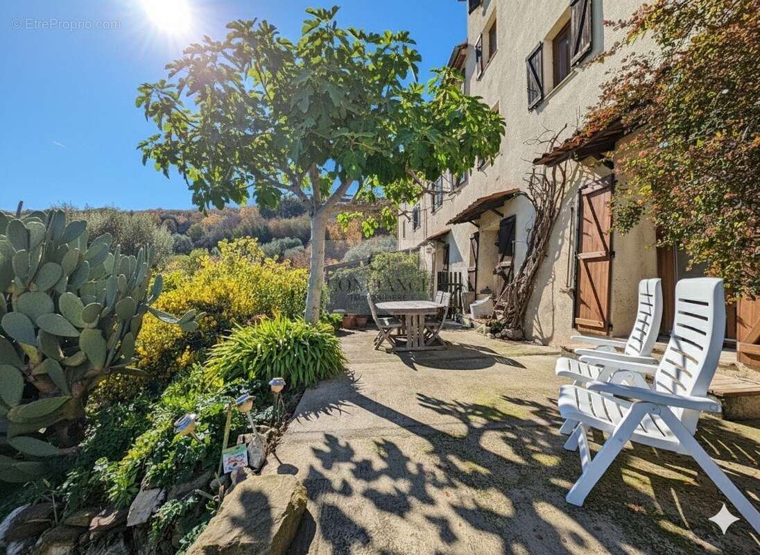 Appartement à CONTES