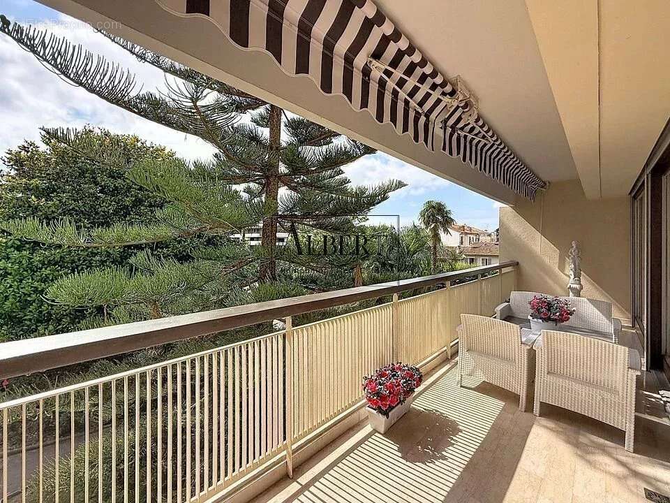Cannes Centre – Élégant 3 pièces au cœur d’un parc historique - photo 3