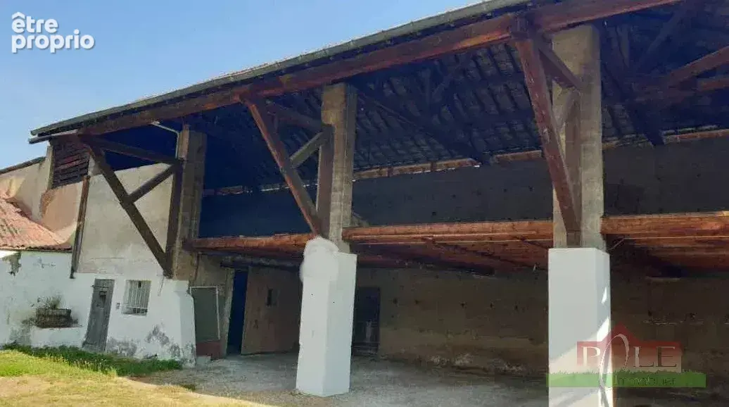 BEAUREPAIRE, Corps de ferme à rénover, à aménager de  726 m² sur un terrain de 928 m² - photo 4