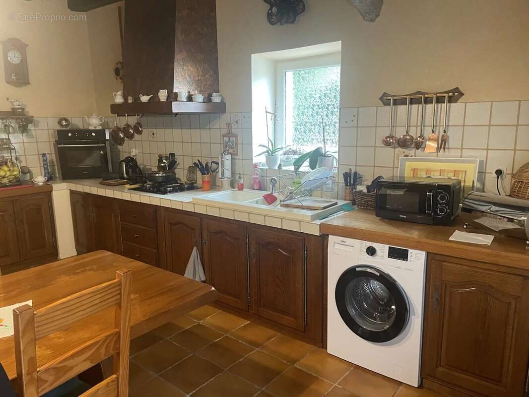 Propriete en pierre avec un batiment de 550 m2 avec terrain - photo 3